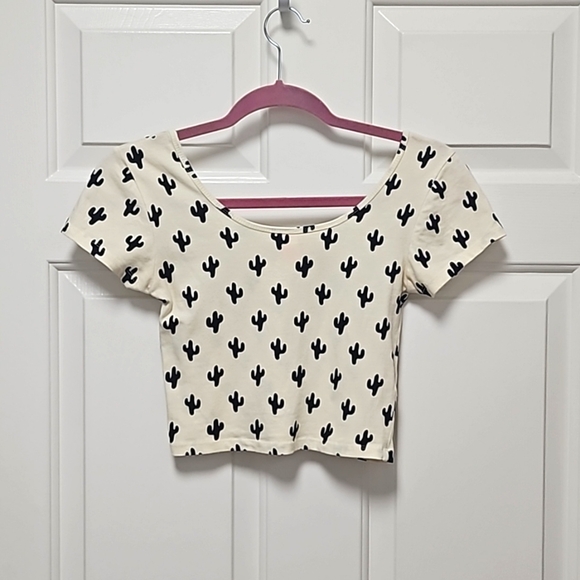 ✨️Cute Forever21 Allover Cactus Short Sleeve Crop Top Size Small - Picture 1 of 6